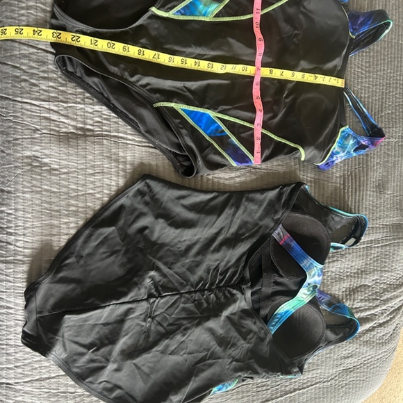 3 Bathing suits L flip flops size 8 board shorts L - Picture 5 of 5